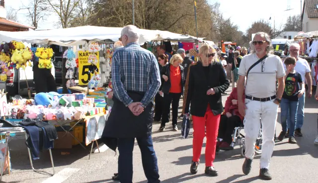 Bei sonnigen, frühlingshaften Temperaturen herrschte den ganzen Tag über reges Treiben zwischen den Buden und Ständen.
 | Foto: Peter Heider