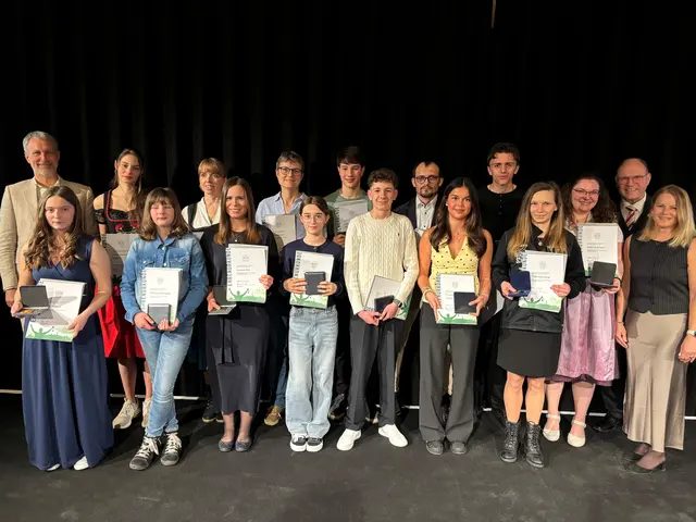 Friedbergs Bürgermeister Roland Eichmann überreichte mit den Sportpflegern Lisa Micheler-Jones und Andreas Beutlrock Medaillen und Urkunden an 32 Einzelsportlerinnen und -sportler sowie an 8 Mannschaften mit insgesamt 47 Sportlerinnen und Sportlern für deren Erfolge aus dem vergangenen Jahr. | Foto: Frank Büschel