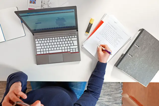Besonders niedrigschwellig ist kostenfreie Pflegeberatung am Telefon. Anbieter für Pflegeleistungen finden sich im Internet. | Foto: DJD/compass private pflegeberatung