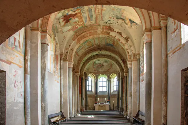 Sigwardskirche Idensen
Die Sigwardskirche  gilt als Kleinod der Romanik. Außergewöhnlich sind die kostbaren mittelalterlichen Fresken, die als die ältesten im deutschsprachigen Raum gelten.
