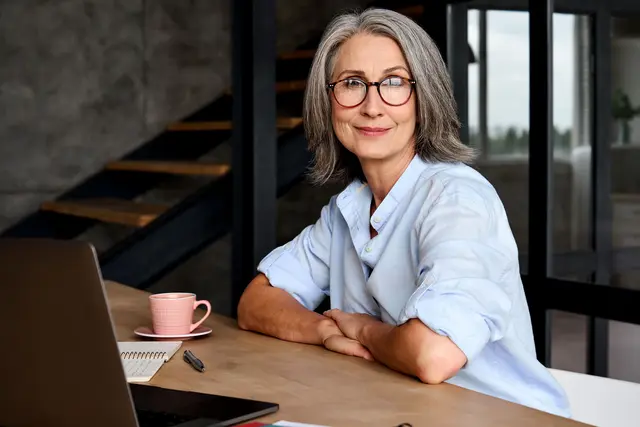 Ein ausgewogenes Portfolio sollte auch bei Privatanlegern aus verschiedenen Anlageklassen bestehen, etwa Aktien, Fonds oder Anleihen – aber auch aus alternativen, nicht börsengehandelten Anlagen. | Foto: djd-k/Allianz/insta_photos - stock.adobe.com