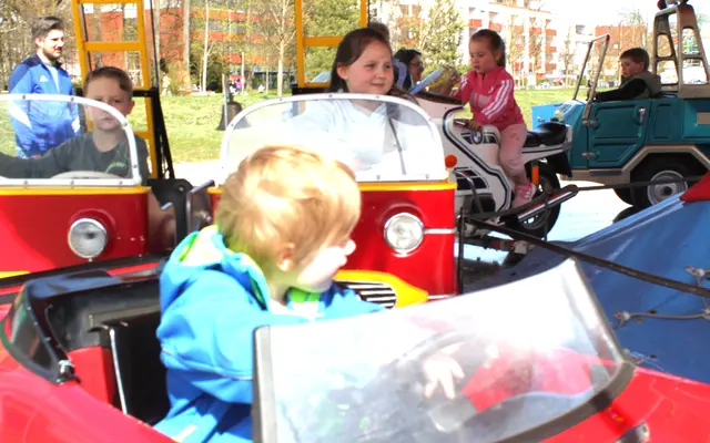 Viel Spaß hatten die jungen Besucher bei einer Fahrt auf dem Kinderkarussell.
 | Foto: Peter Heider