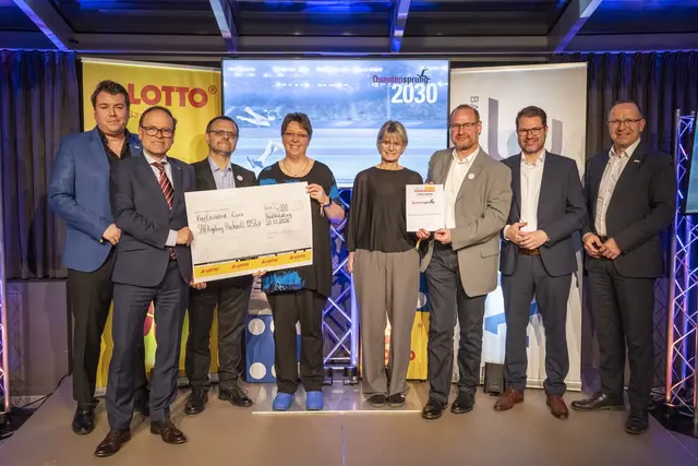 Foto von links nach rechts BLSV-Kreisvorsitzender Richard Hangl, Joachim Buchwieser, Vizepräsident der Staatlichen Lotterie- und Spielbankverwaltung, Alexander Baur, Susanne Baur, Nicole Wilbold, Thomas Seifert, Dr. Leopold Weckbach, BLSV-Präsident Jörg Ammon | Foto: Die Fotos sind von Wolfram Murr
