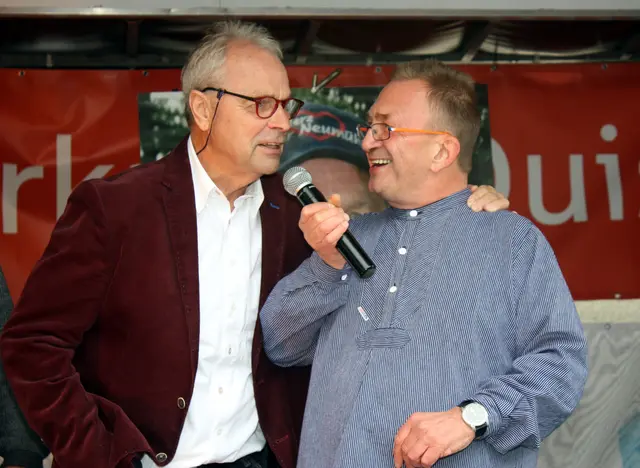 Bernanrd "Enatz" Dietz (l.) ist nicht nur Fußball-Legende und Ehrenspielführer der Deutschen Fußball-Nationalmannschaft, sondern auch ein Anekdoten-reicher Erzähler. Das Foto zeigt ihn im Gespräch mit Reiner Terhorst bei einem früheren Revierfest in Duisburg-Neumühl.
Archivfoto: Fiete Wiczorek