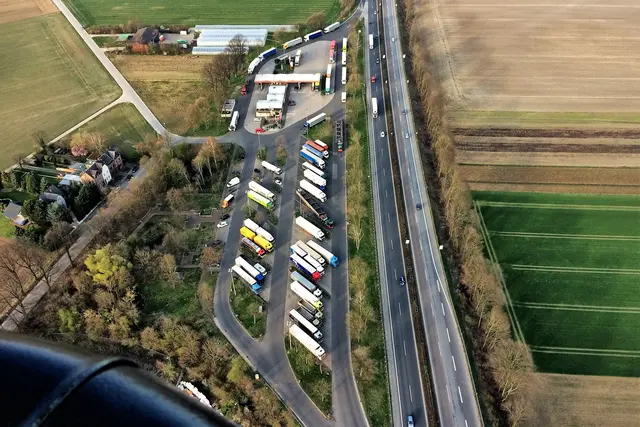 LKWs wie Spielzeugautos an der Raststätte | Foto: copyright Margot Klütsch