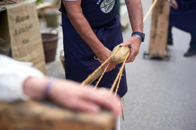 Die Kunst des Seile Drehens zeigt der Verein KulturLand Ries beim GenussKulturMarkt. | Foto: Matthias Meyer