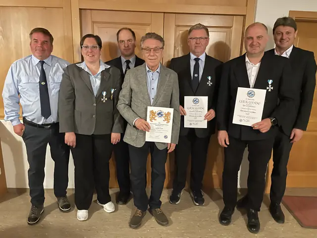 Besondere Ehrungen gab es bei der JHV des Kameraden- und Soldatenvereins in Ostendorf. Zu sehen sind v.l.n.r.: Günter Schuster, Silvia Müller, Otmar Krumpholz, Norbert Seidl, Christian Schemberg, Bernd Schreiter, Dr. Michael Higl.  | Foto: Richard Keßler