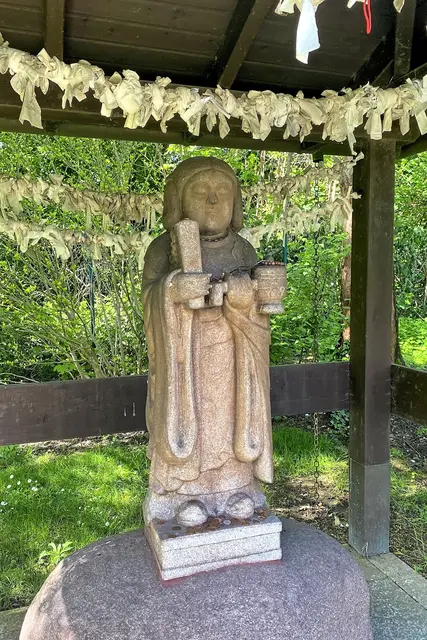 Statue des Prinzen Shoto-ku, unter dessen Herrschaft der Budhismus nach Japan kam.  | Foto: copyright Margot Klütsch