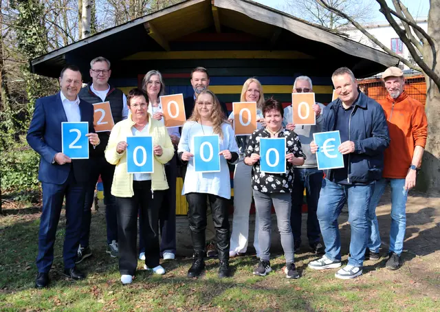 Der Erlös des 18. Röttgersbacher Weihnachtsmarktes wurde jetzt übergeben und kommt wieder dem Projekt „Raum für Kinder – Die Arche e.V.“ der Gemeinde St. Hildegard sowie der Schulmaterialkammer des Caritascentrums Nord zugute, die jeweils 2.000 Euro für ihre wichtige Arbeit erhielten.
Foto: Reiner Terhorst
