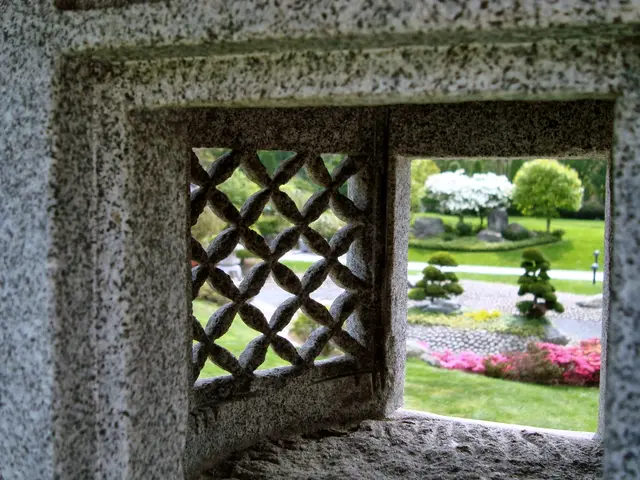 Blick durch eine der Steinlaternen in den Garten | Foto: copyright Margot Klütsch