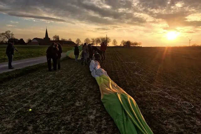 Geschafft! Zur Belohnung gab es Sekt und einen wunderschönen Sonnenuntergang. | Foto: copyright Margot Klütsch