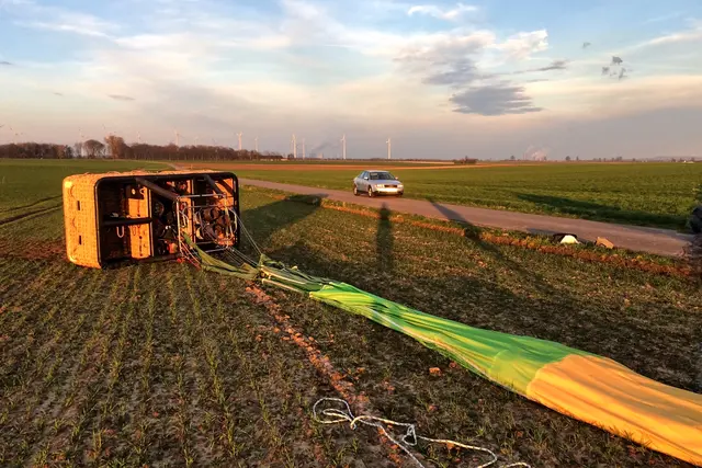 Die Ballonhülle wird zusammengefaltet. | Foto: copyright Margot Klütsch