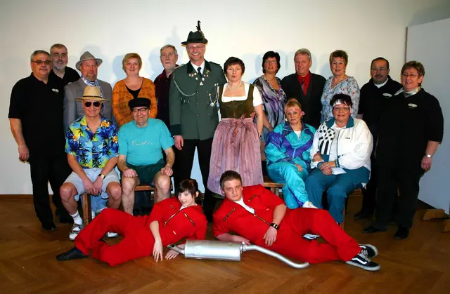 Das Foto zeigt das Stielmustheater-Ensemble bei der Premiere von Herbstmanöver im Jahre 2010. Da werden beim Filmabend schöne Erinnerungen wach.
Foto: Stielmustheater
