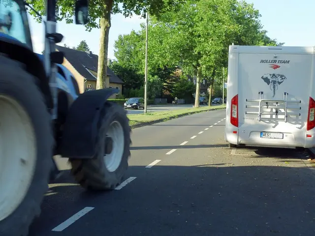 Rechts im Bild abgestelltes Wohnmobil, etwas im mittig liegenden Fahrradfahr-Schutzbereich (Schutzstreifen) stehend. Links im Bild vorbeifahrender Traktor mit Gespann. (Gespann nicht abgebildet).
Ort: Brüner Landstraße in Wesel | Foto: Siegmund Walter, 06.08.2024, 18:46 Uhr