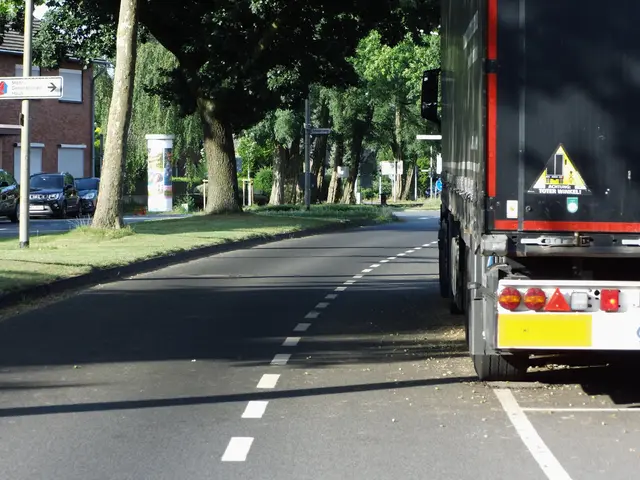 Rechts im Bild abgestellter, bzw. parkender Lastkraftwagen, rechtes Rad auf Bordsteinkante, Räder links im Fahrradfahr-Schutzbereich. Links im Bild einspurige Fahrbahn. Ort: Brüner Landstraße in Wesel  | Foto: Siegmund Walter, 06.08.2024, 18:51 Uhr