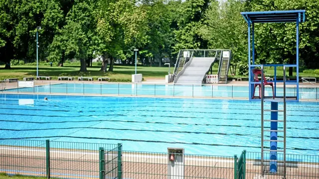 Aufgrund umfangreicher Sanierungsarbeiten verzögert sich die Sommer-Öffnung des städtischen Freibads in Duisburg-Homberg deutlich.
Foto: DuisburgSport