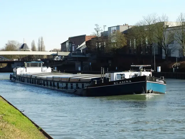 Schiffsfrachter auf dem Wesel-Datteln-Kanal in Dorsten | Foto: Siegmund Walter, 04.02.2026, 13:38 Uhr