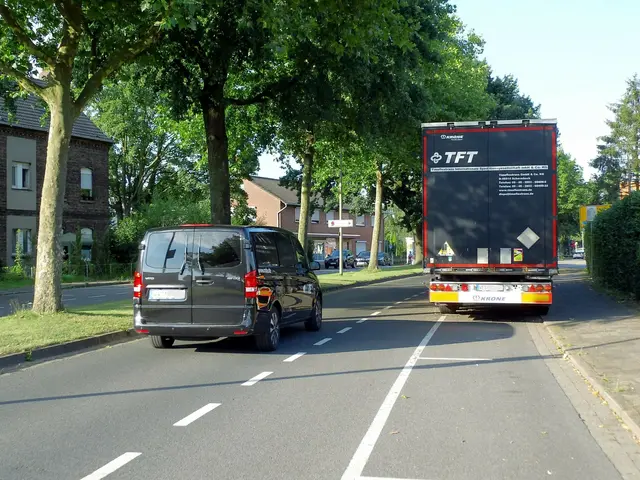Rechts im Bild, abgestellter, bzw. parkender Lastkraftwagen, rechtes Rad auf Bordsteinkante, Räder links im Schutzbereich für den Radverkehr stehend. Links im Bild, vorbeifahrender Kleintransporter. Ort: Brüner Landstraße in Wesel. | Foto: Siegmund Walter, 06.08.2024, 18:47 Uhr