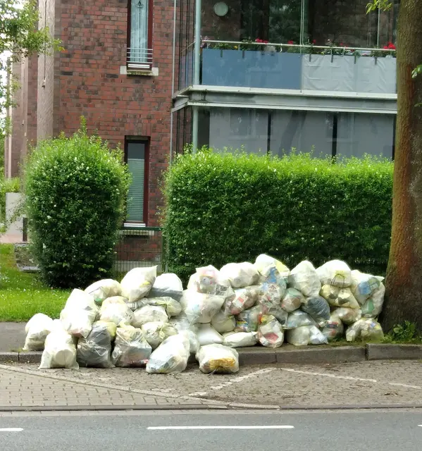 Gelbe Säcke am Straßenrand, Isselstraße in Wesel.
Sachstand: 27.05.2024. Obwohl die Stadt Wesel schon im Jan. 2019 die Gelbe Tonne einführte.  | Foto: Siegmund Walter, 27.05.2024, 16:50 Uhr