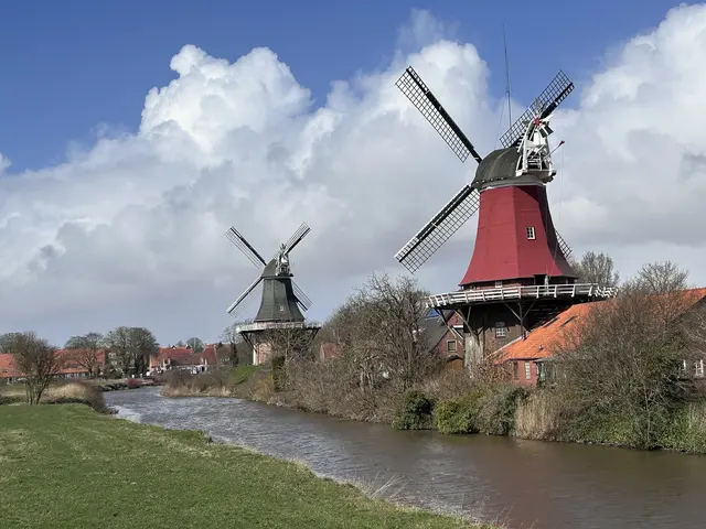 Die rote Mühle ist von 1921, die grüne von 1856.
Beide hatten Vorgängermühlen. 