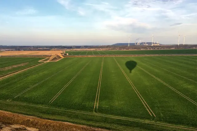 Unser Ballon über geordneten Feldern  | Foto: copyright Margot Klütsch