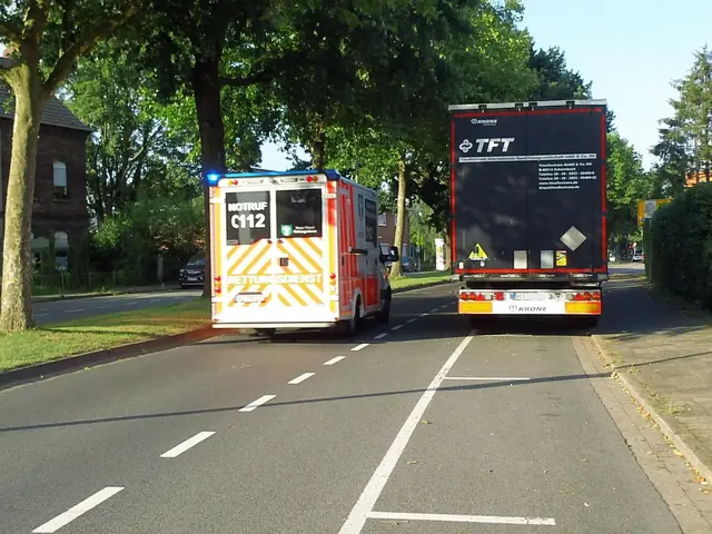 Rechts im Bild, abgestellter Lastkraftwagen, rechtes Rad auf Bordsteinkante, Räder links im Fahrradfahr-Schutzbereich. Links im Bild, schnell vorbeifahrender Rettungswagen mit Blaulicht.
Ort: Brüner Landstraße in Wesel | Foto: Siegmund Walter, 06.08.2025