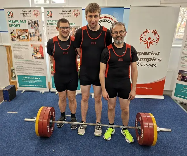 Etienne Wiedemann, Markus Protte und Werner Wiedemann (v.l.) beim Kraftdreikampf in Gotha | Foto: Andy Eder