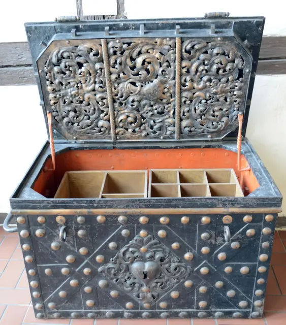 Dokumenten Truhe, Anfang 17. Jh.
eiserne Truhe, Außenseiten und Truhendeckel, sind mit aufgenieteten Eisenbänder versehen, auch als Schmuckelement, Schließmechanismus hat 16 Zuhaltungen, Schlüsselloch ist eine Attrappe
