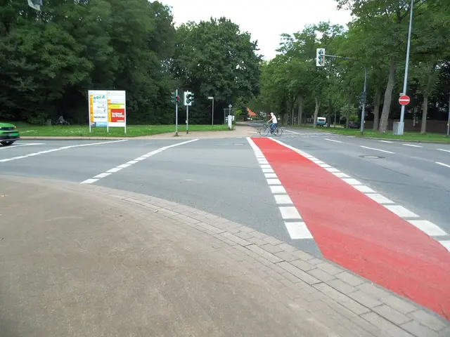 Rote Straßenmarkierung für den Radverkehr. Straßenmarkierungsmaterial Reibeplastik. 
Straßenkreuzung: Reeser Landstraße/Werftstraße, Wesel. | Foto: Siegmund Walter, 24.06.2024, 14:39 Uhr
