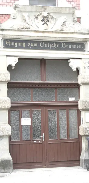 Gutjahrbrunnen befindet sich im Hof, rechter Hand