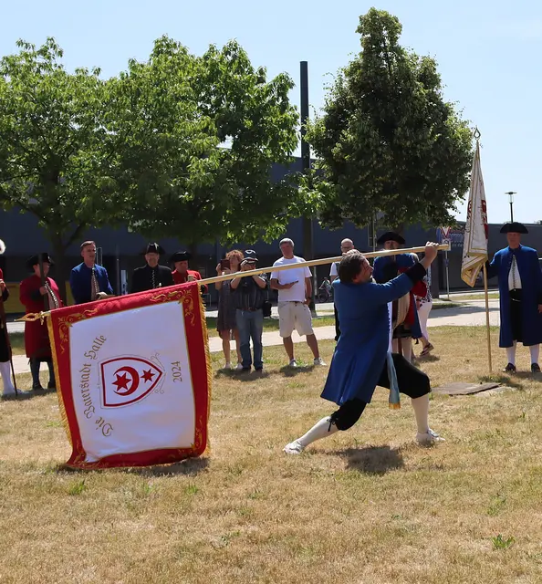 Fähnrich, beginnt beim Sonnen das Einrollen der neuen Fahne