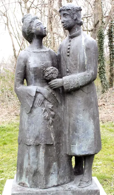 Hallorenbrautpaar, Bronze, 1982
von Gerhard Geyer gestaltet, 
steht nördlich auf der Salineinsel
