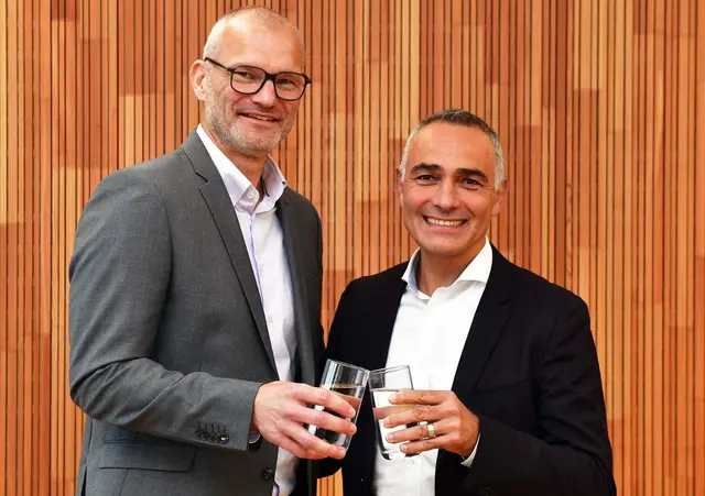 Stoßen - natürlich mit Wasser - auf die Gründung der neuen Dienstleistungsgesellschaft schwaben wasser an: die beiden Geschäftsführer Christian Rose (li.) und Nihat Anaç. | Foto: swa/Thomas Hosemann