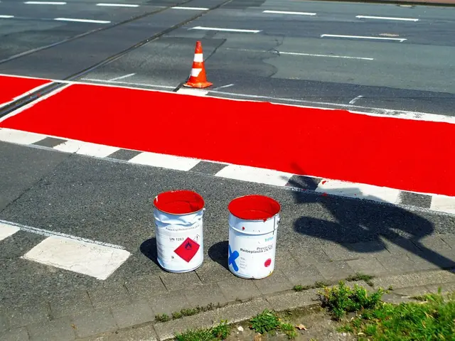 Straßenmarkierung für den Radverkehr. Straßenmarkierungsmaterial Reibeplastik 2K NO / UN 1263
Wesel, Reeser Landstraße, Kreuzungsbereich ORLEN Tankstelle ⛽ | Foto: Siegmund Walter, 24.06.2024, 14:39 Uhr
