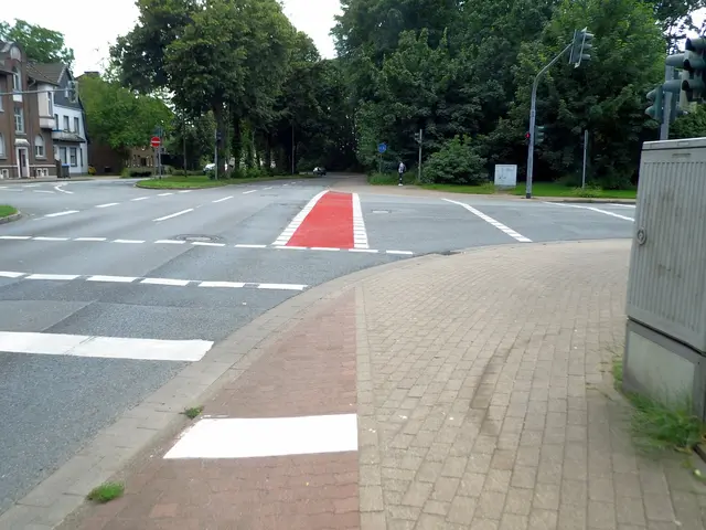 Rote Straßenmarkierung für den Radverkehr. Straßenmarkierungsmaterial Reibeplastik. 
Straßenkreuzung: Reeser Landstraße/Werftstraße, Wesel. | Foto: Siegmund Walter, 24.06.2024, 14:41 Uhr