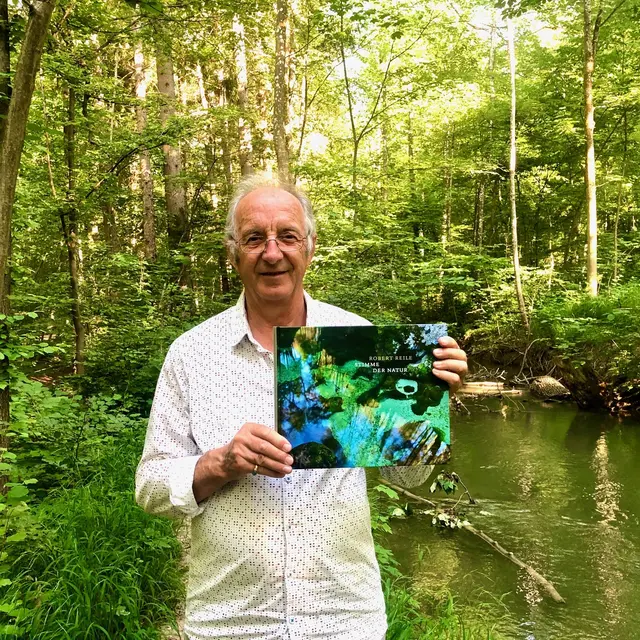 Foto: Der in Neusäß lebende Autor und Fotograf Robert Reile bei der Präsentation seines Buches "Stimme der Natur" im Siebentischwald. (Foto: privat)