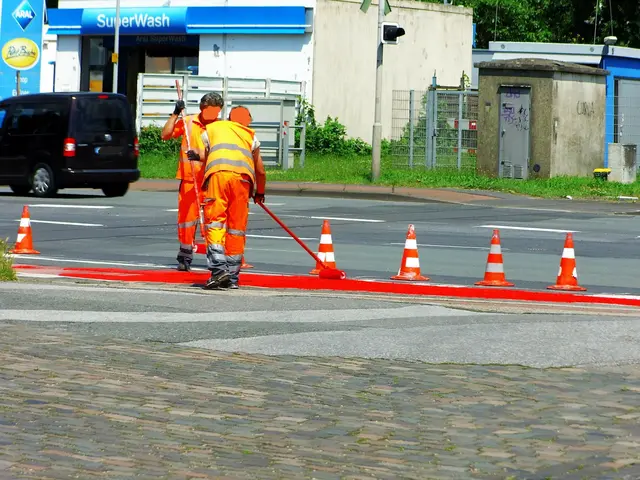 Straßenmarkierung für den Radverkehr. Straßenmarkierungsmaterial Reibeplastik 2K NO / UN 1263
Wesel, Reeser Landstraße, Kreuzungsbereich ORLEN Tankstelle ⛽ | Foto: Siegmund Walter, 24.06.2024, 13:21 Uhr