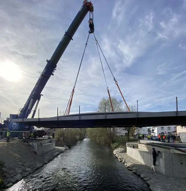 Die neue Mindelbrücke an der Wettenhauser Straße (GZ 17) in Jettingen-Scheppach wurde am Donnerstag eingehoben. | Foto: Benjamin Sigmund / Landratsamt Günzburg 