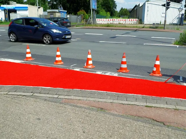 Straßenmarkierung für den Radverkehr. Straßenmarkierungsmaterial Reibeplastik 2K NO / UN 1263
Wesel, Reeser Landstraße, Kreuzungsbereich ORLEN Tankstelle ⛽ | Foto: Siegmund Walter, 24.06.2024, 14:25 Uhr