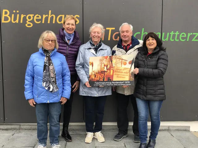Foto: Stolz zeigt Gerlinde Wipfler (Bildmitte) ihr besonderes Foto mit dem Nordendorfer Millebänkle. Mit ihr freuen sich v.l.n.r. Inge Steppich, Christa Mack, Wolfgang Thomer und die Vorsitzende des Kulturkreises Ingrid Schöniger.