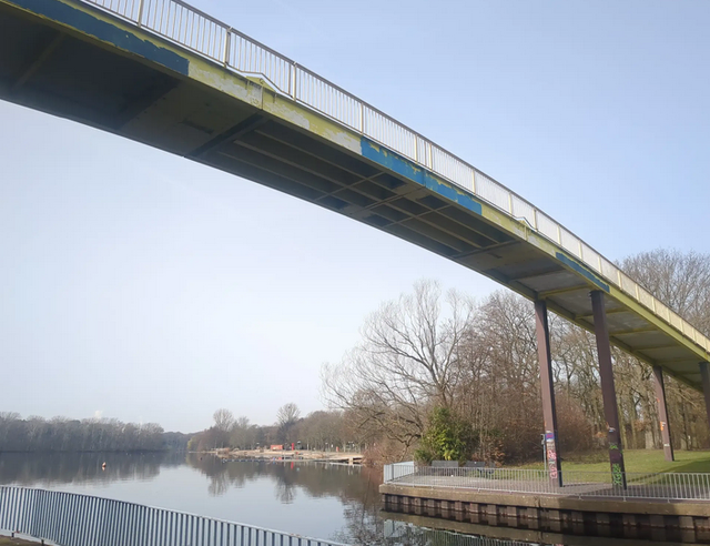 Die Brücke der Mutproben. Von hier springen oft männliche Jugendliche ins Wasser, um gleichaltrigen Mädchen zu imponieren.  | Foto: Astrid Günther