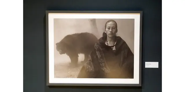 Titel: Ruth und Ajayu von Fotograf Nick Brandt

Von Fotografie Ausstellung  The Day May Break von Fotografen Nick Brandt. In der städtischen Galerie Iserlohn. In MyHeimat.