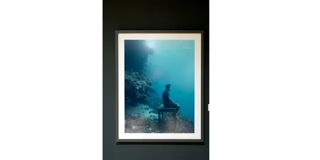 Titel: Petero am Kliff von Fotograf Nick Brandt

Von Fotografie Ausstellung  The Day May Break von Fotografen Nick Brandt. In der städtischen Galerie Iserlohn. In MyHeimat.