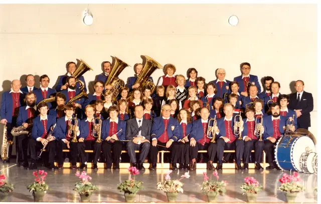 Gruppenfoto Blasorchester Neusäß 1981 in der ersten einheitlichen Tracht (damals noch Männer und Frauen in Hosen und Westen) | Foto: Stadtkapelle Neusäß e.V.