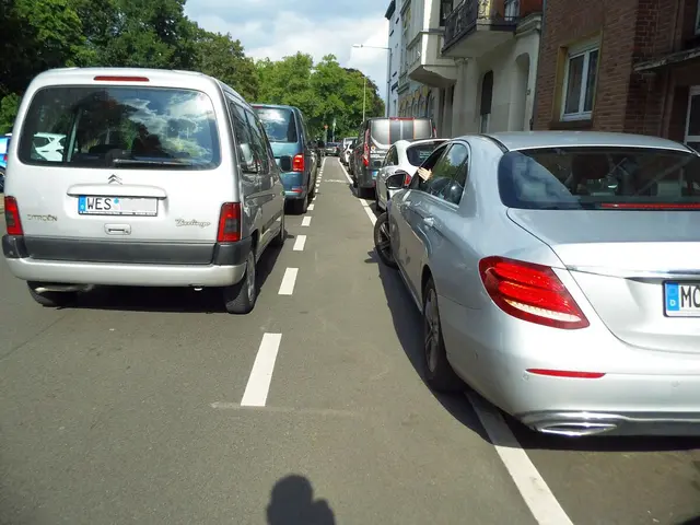 Sehr schmaler Fahrradstreifen auf der Friedrichstraße in Wesel.
Rechts im Bild parkende Fahrzeuge auf sehr schmalen Parkstreifen und ebenso schmalen Gehweg (Halbe Autobreite auf Parkstreifen, andere Hälfte auf Gehweg)  Links im Bild stehende  Autos, bedingt durch Ampelrotphase. Vorne im Bild kurzer Schatten meiner Person als Radfahrer. Weiterfahrt wegen Unsicherheit, bzw. der Enge sicherheitshalber unterbrochen.
Geschätzter Abstand zwischen den Fahrzeugen, so um die 70 cm. | Foto: Siegmund Walter, 12.09.2024, 15:07 Uhr