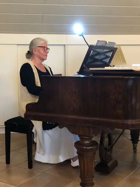 Foto: Die Pianistin Ruth Möbius erfreute auf dem 150 Jahre alten Flügel mit Werken von Frédéric Chopin. 