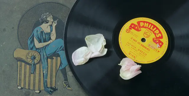 Stillleben mit Schellackplatte aus dem Jahre 1951 (Je Hais Les Dimanches, zu deutsch: Ich hasse die Sonntage - Juliette Greco)