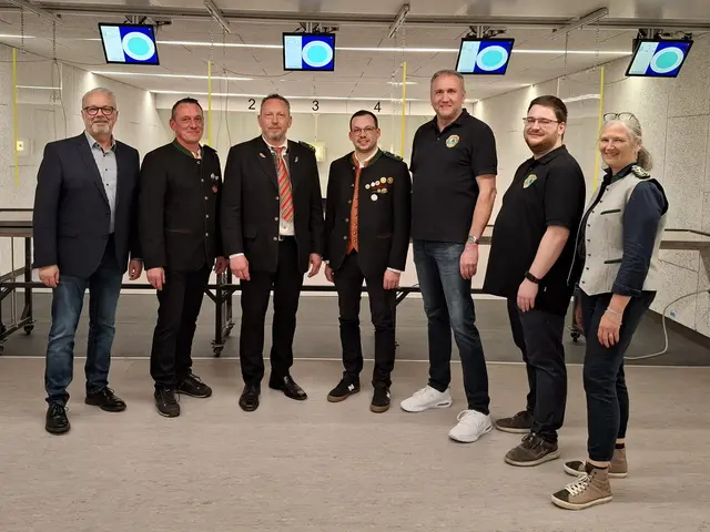 v.l.n.r.: 1. Bürgermeister und Schützenkommissar Karl Rehm, 1. Schützenmeister Christian Pelz, 2. Schützenmeister Stefan Gayr, 1. Sportwart Matthias Grünwald, Schatzmeister Thomas Göbel, 1. Schriftführer Julian Dreier, 1. Gauschützenmeisterin Heike Wildfeuer-Fick | Foto: Dominik Spies