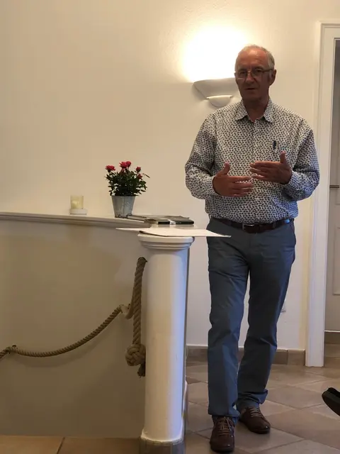 Foto: Mit leidenschaftlichen Worten führte der Fotograf und Autor Robert Reile in seine Ausstellung "Stimme der Natur" ein.