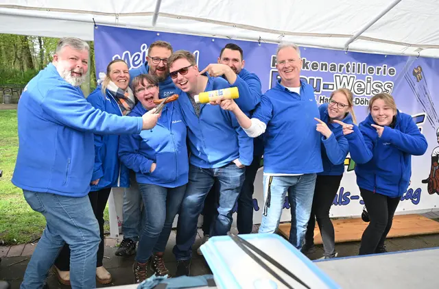 Die Döhrener Funkenartillerie Blau-Weiß war wieder mit ihrem Bratwurstgrill vertreten